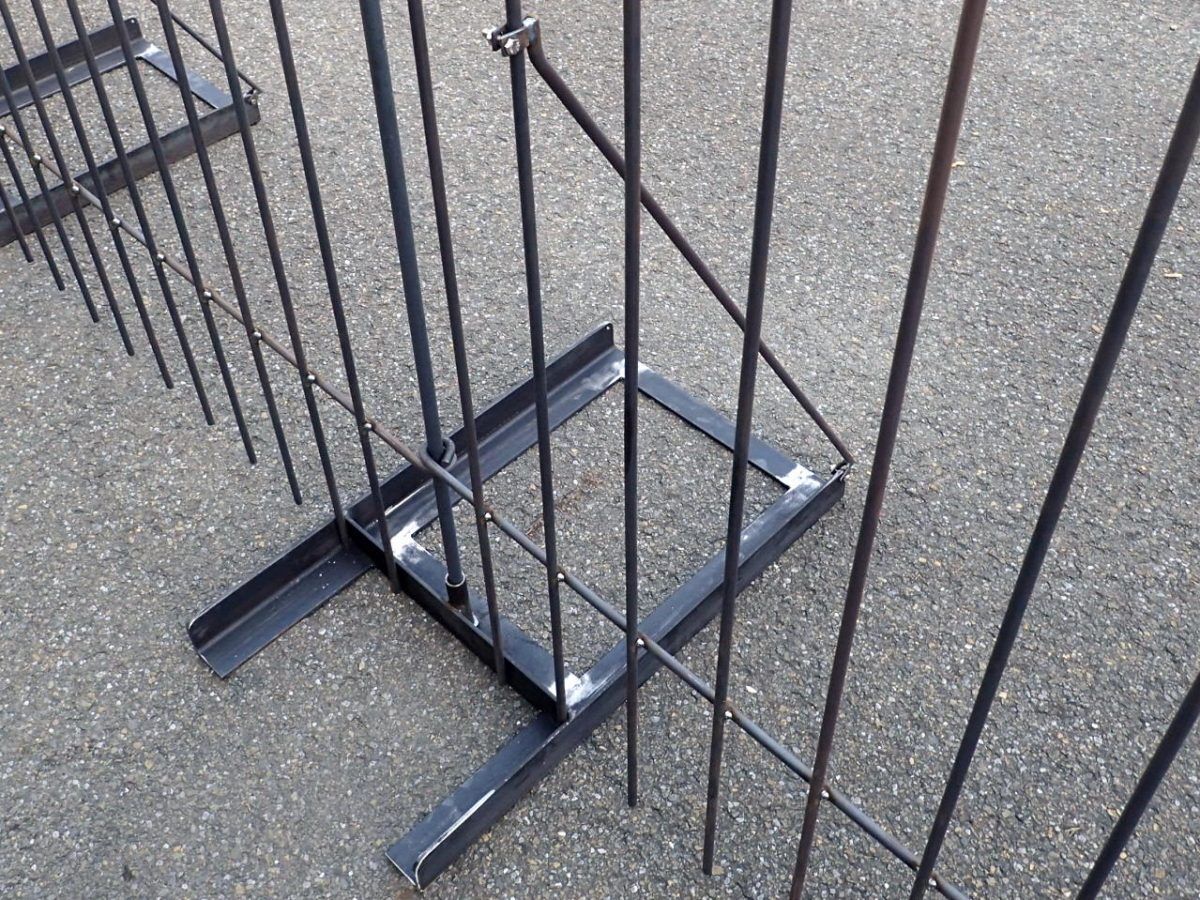 zaunstuetze-mit-diagonalstreben_4 Bodenständer in Eisen roh mit Rohr in der Mitte ohne Diagonalstreben ohne eingelegten Steinplatten