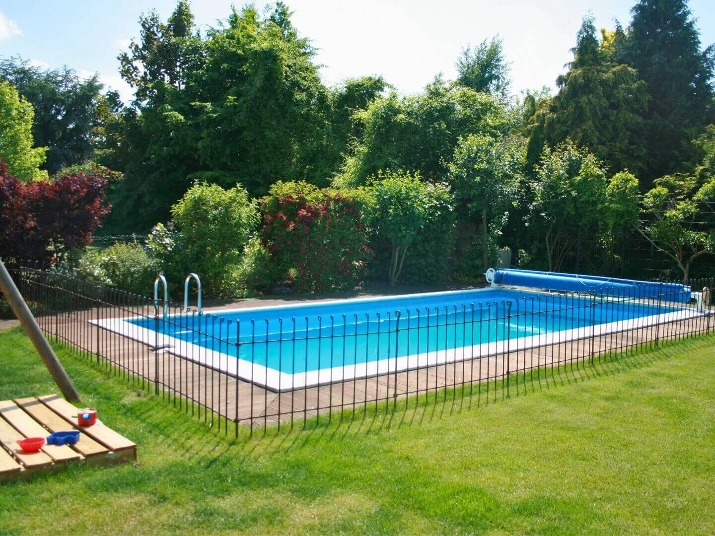 Absicherung des Pools mit dem Gartenzaun Graz 115 roh