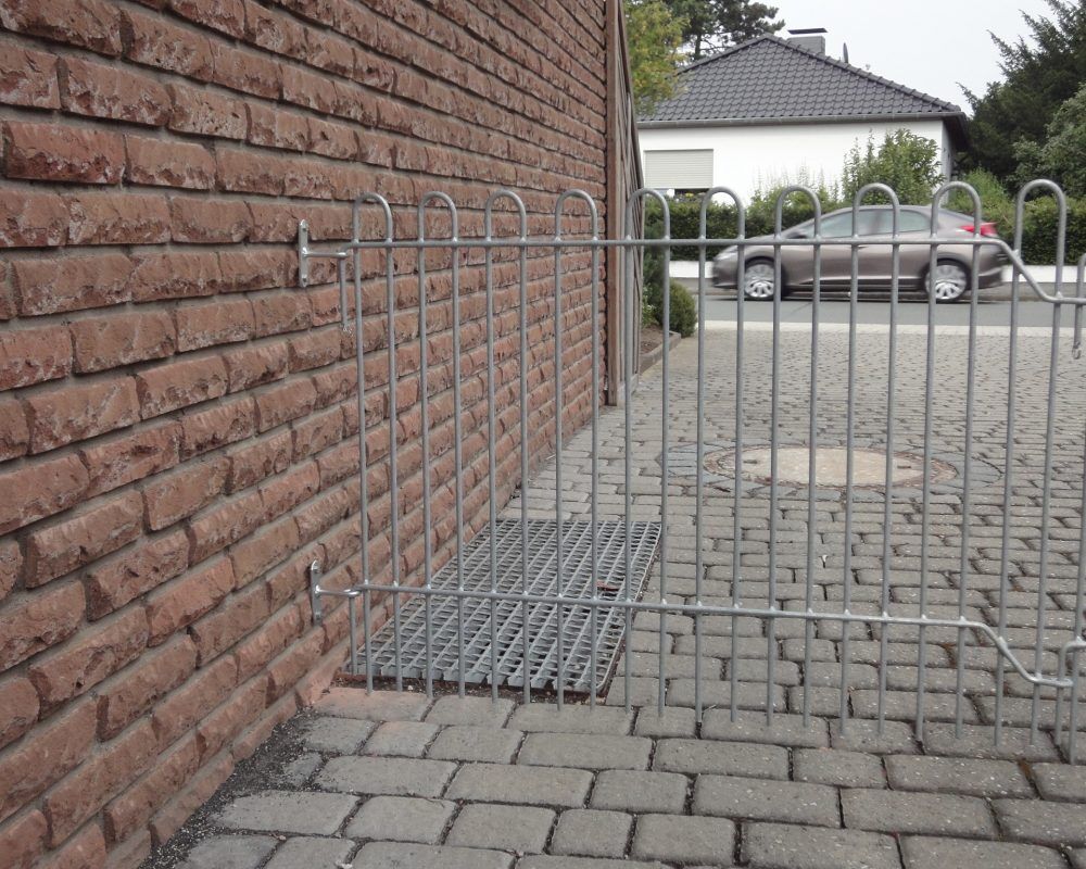 wandhalter_zaun_steckzaun_3 Wandhalter für mobilen Kleintierzaun Salzburg in Eisen feuerverzinkt