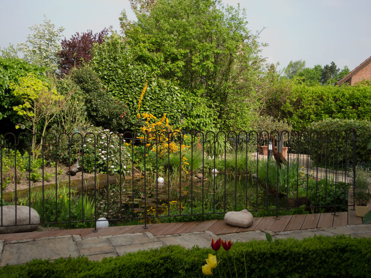 terrassenlement_vienna_verzinkt Terrassenelemente in Eisen roh zur Kindersicherung eines Teichs