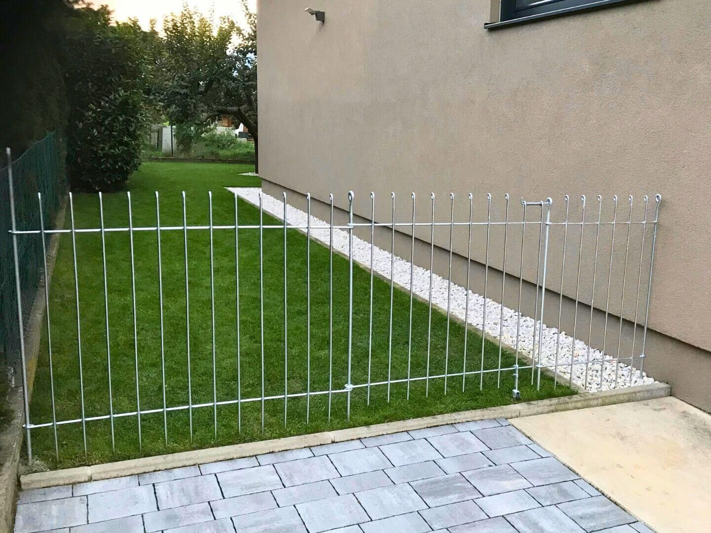 Hundezaun Graz 115 in Eisen feuerverzinkt mit Tuer zwischen Hausmauer und Gartenzaun Hundezaun Graz 115 in Eisen feuerverzinkt mit Tuer zwischen Hausmauer und Gartenzaun