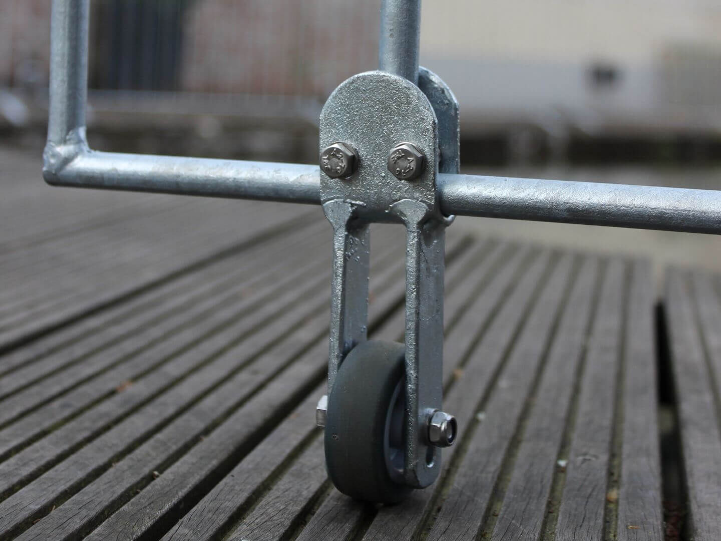 Bodenrolle fuer die Tuer Vienna und Poolfix in Eisen feuerverzinkt Bodenrolle fuer die Tuer Vienna und Poolfix in Eisen feuerverzinkt