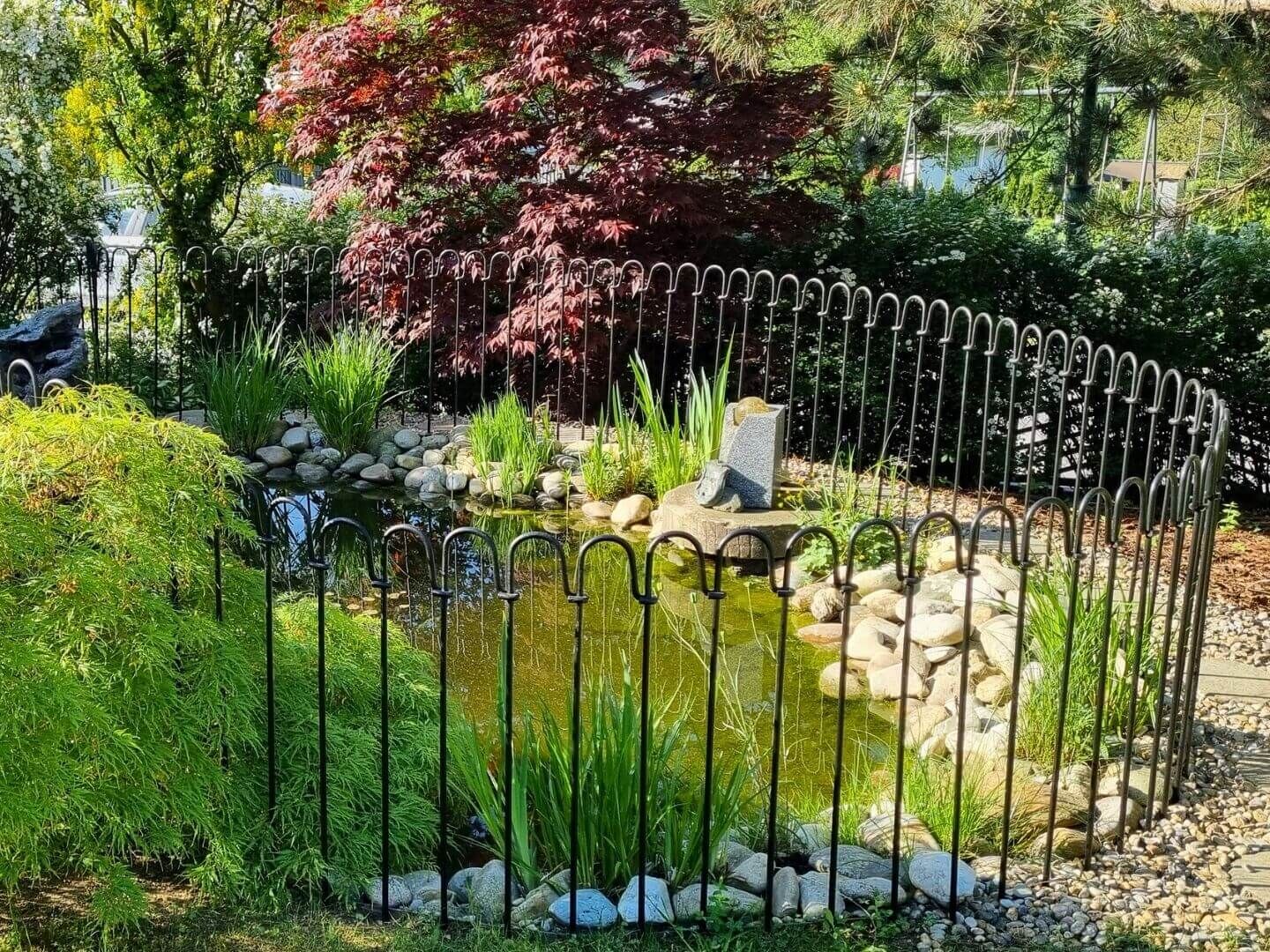 geschwungener Zaunverlauf des flexiblen Teichzauns zum in die Erde stecken - Steckzaun Vienna 100 Eisen roh geschwungener Zaunverlauf des flexiblen Teichzauns zum in die Erde stecken - Steckzaun Vienna 100 Eisen roh