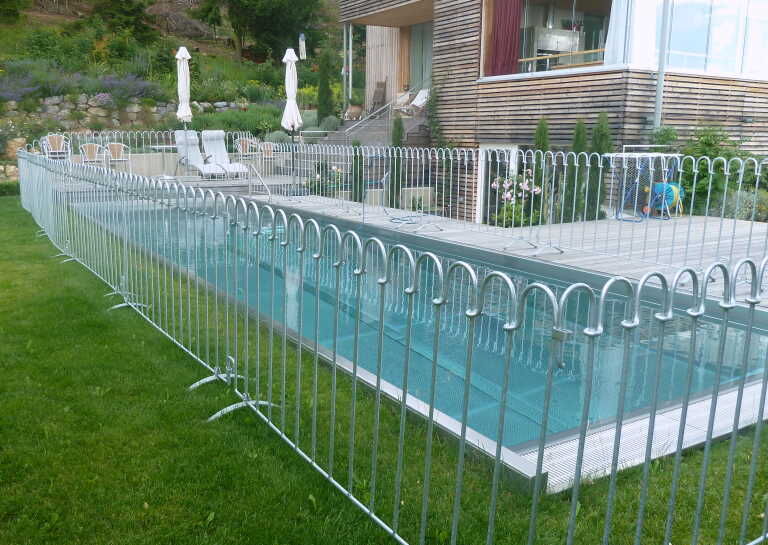 Poolzaun Poolfix-100 in Eisen feuerverzinkt zur Absicherung eines Pools