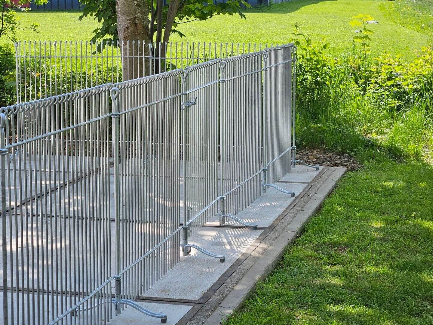 Gartenzaun Graz mit Tür auf Standfuessen zum hinstellen - Eisen feuerverzinkt Gartenzaun Graz mit Tür auf Standfuessen zum hinstellen - Eisen feuerverzinkt