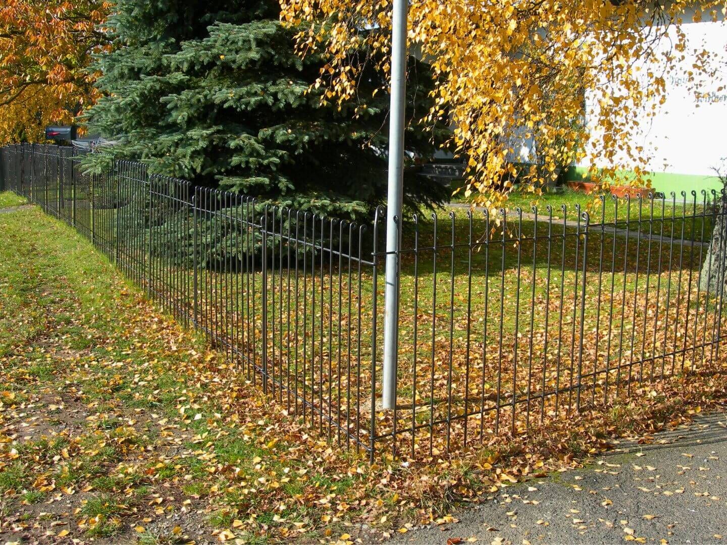 Parkeinzaeunung mit dem Hundezaun Graz 145 Eisen roh