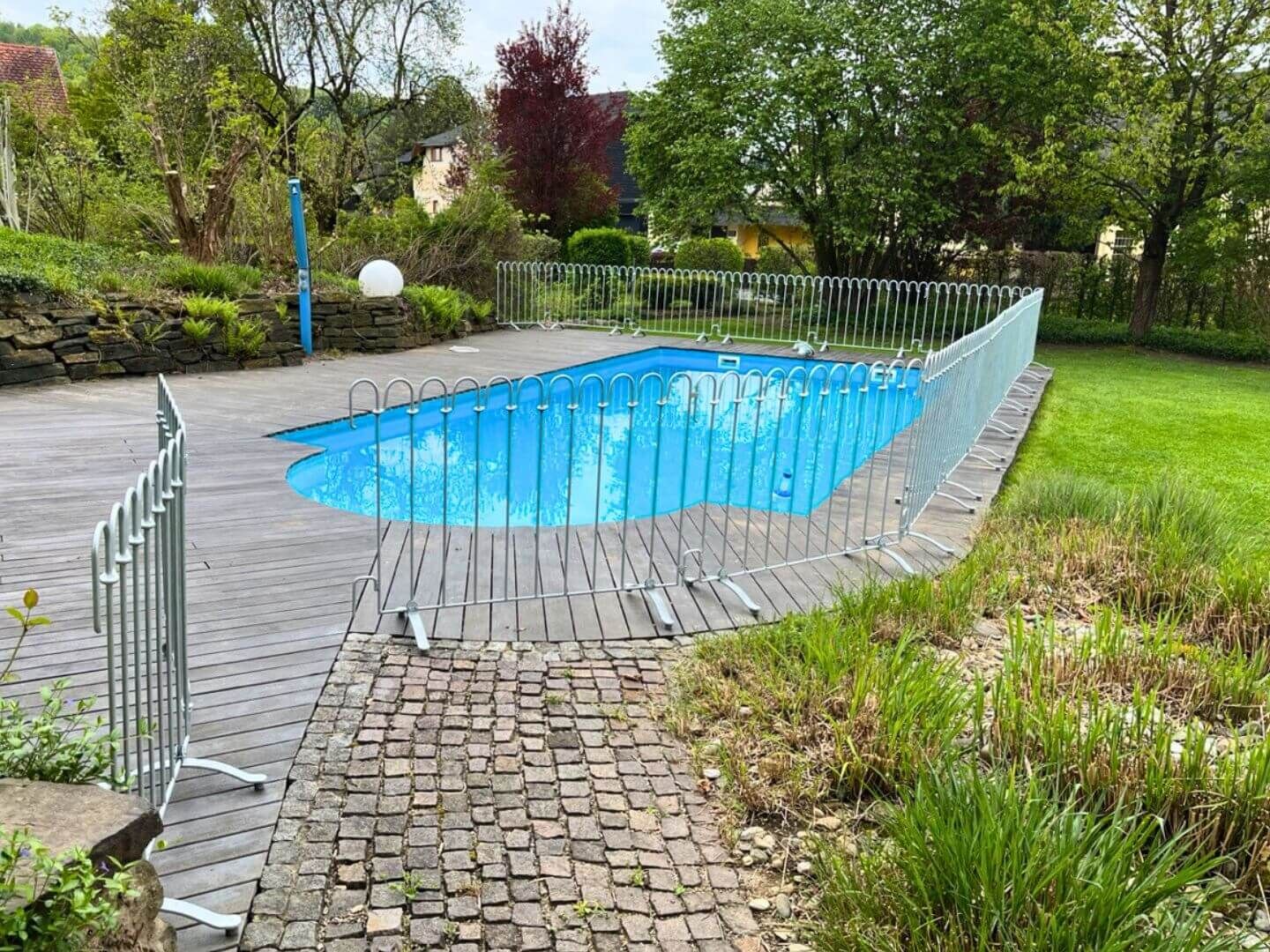 flexibler Poolzaun mit Standfuessen - Stellzaun Poolfix feuerverzinkt