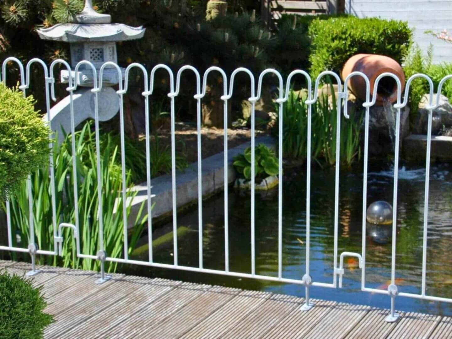 Poolzaun Poolfix auf Holzsteg mit Hilfe der Terrassen-Aufschraubplatten montiert Poolzaun Poolfix auf Holzsteg mit Hilfe der Terrassen-Aufschraubplatten montiert