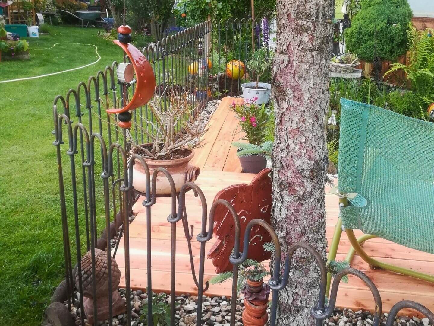 Gartenbiotopeinzaeunung mit dem Teichzaun Vienna 100 in Eisen roh zum Stecken