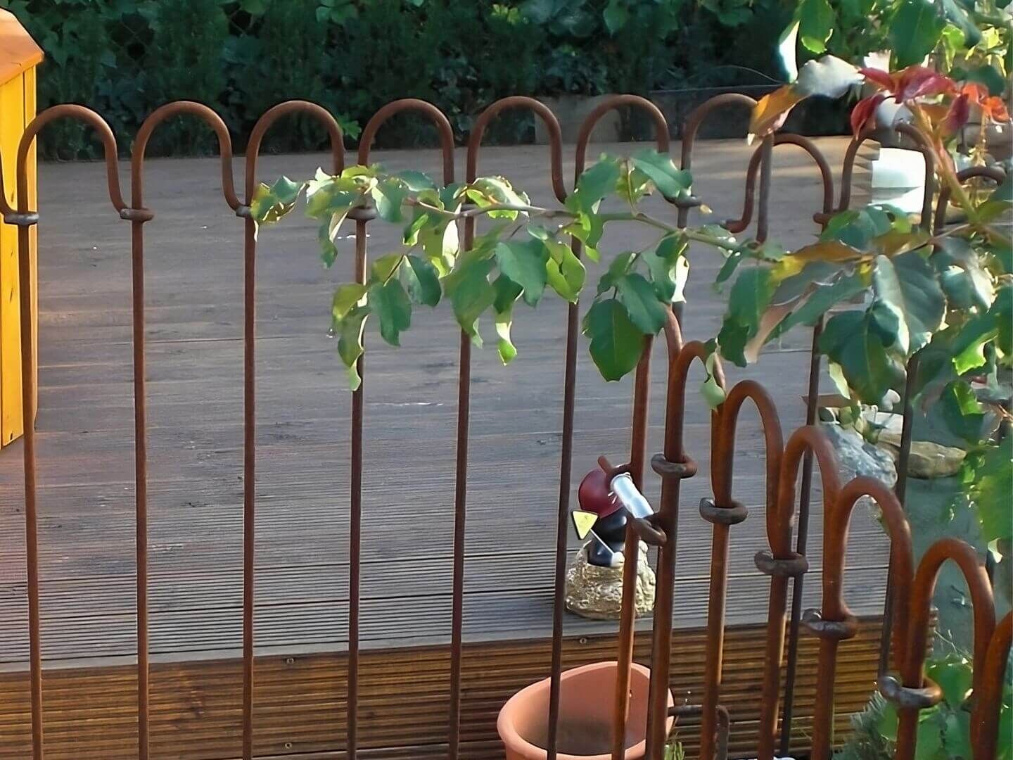 Teichzaun Vienna und Stellaun Poolfix Oberflaeche Eisen roh - rostet Teichzaun Vienna und Stellaun Poolfix Oberflaeche Eisen roh - rostet