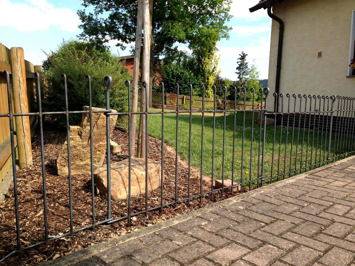 Abgrenzung von einem Weg mit dem Gartenzaun zum Stecken