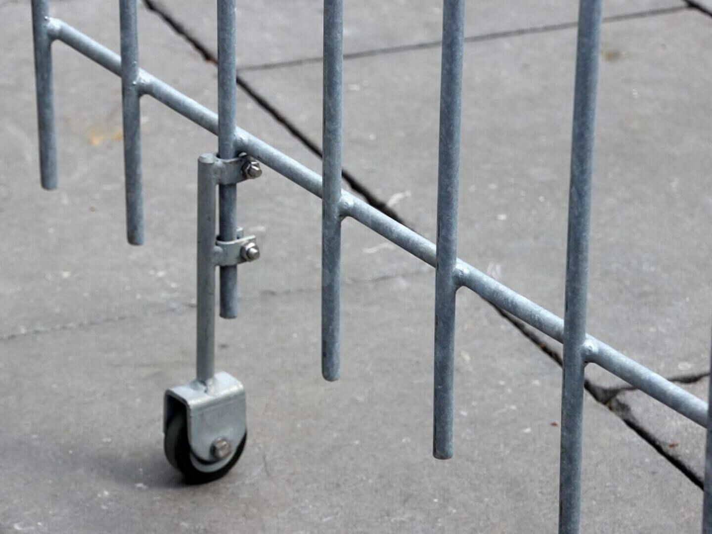 Bodenrolle fuer die Tuer Graz in Eisen feuerverzinkt