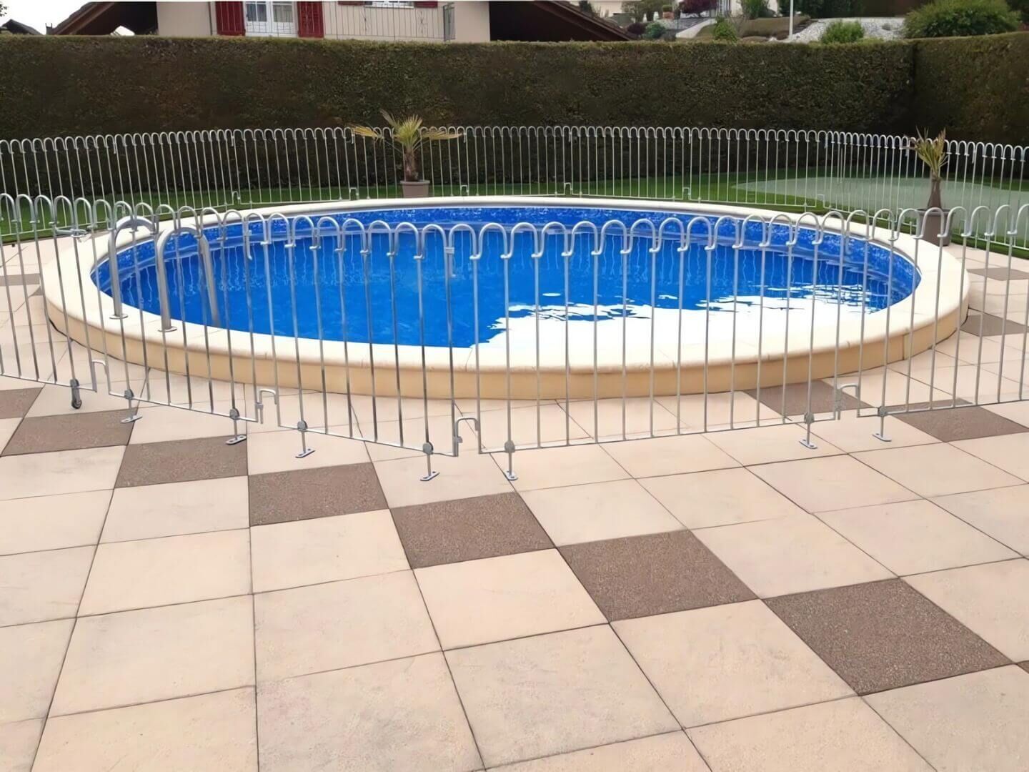 Poolzaun Poolfix auf Steinboden mit Hilfe der Terrassen-Aufschraubplatten montiert