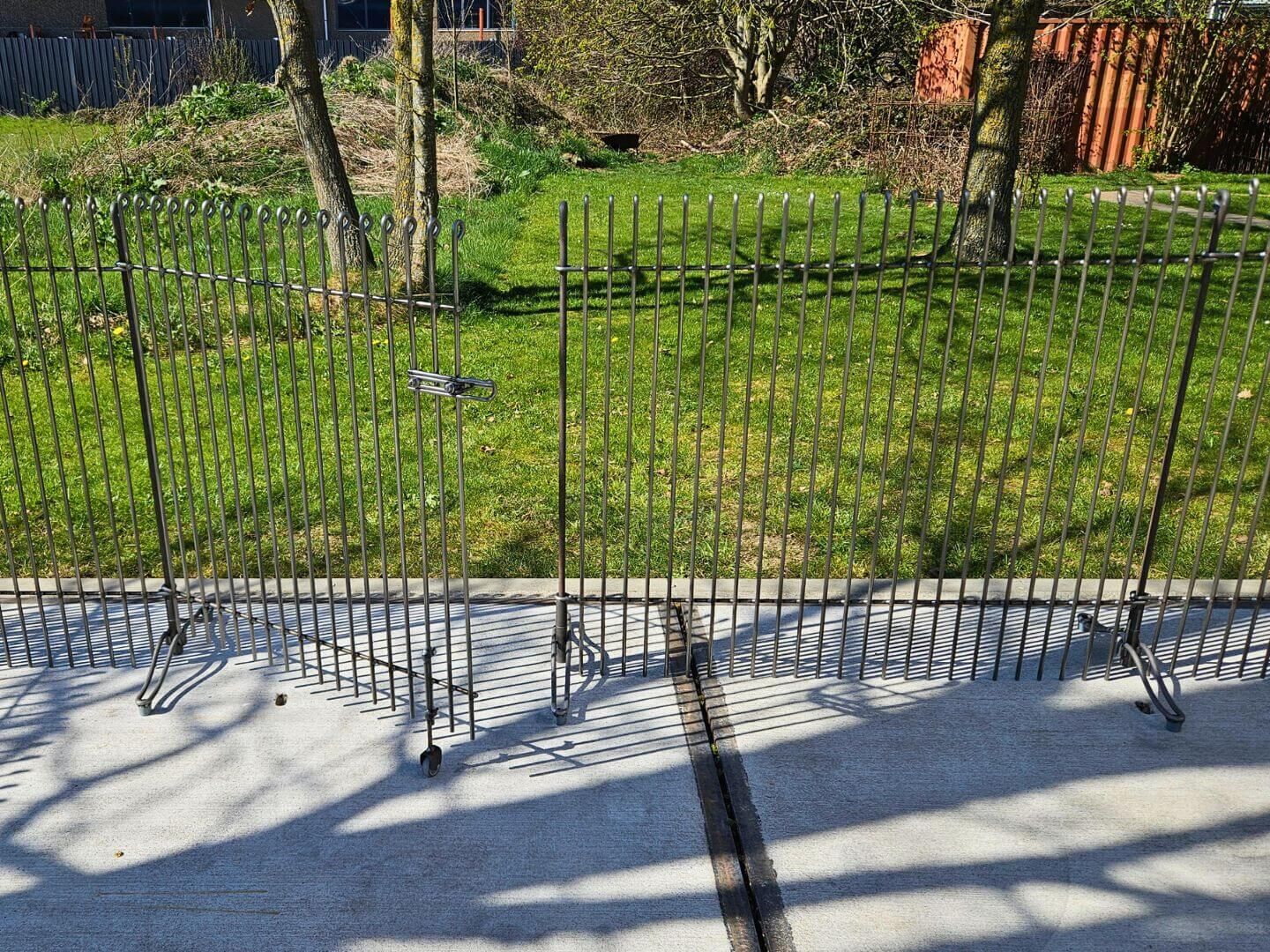 Standfuss Graz in Eisen roh mit Tür mit Anschlagbuegel