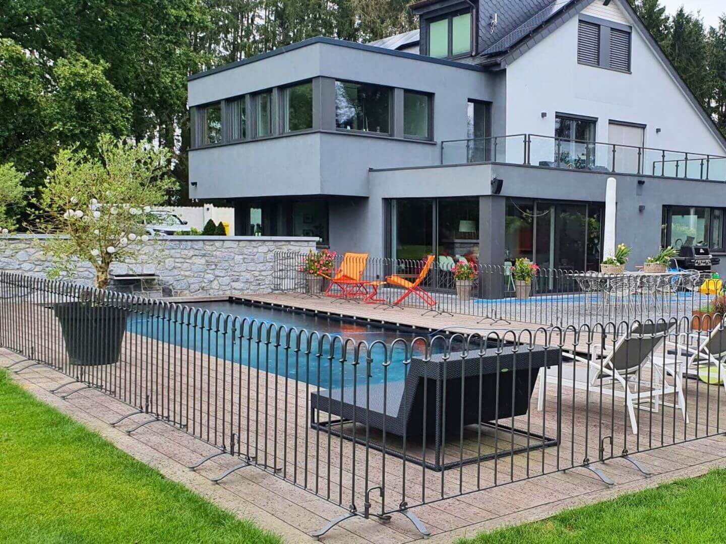 Poolzaun Poolfix mit Standfuessen zur Absicherung des Poolbereichs