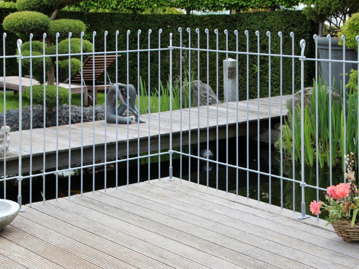 terrassen_aufschraub_platte_zaun_graz_2 Terrassenaufschraubplatte Graz in Eisen feuerverzinkt auf einem Teichsteg