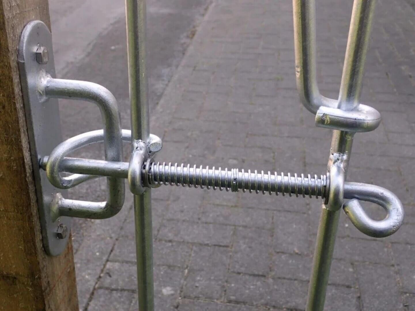 Riegel-Wandhalter fuer die Tuer Poolfix in feuerverzinkt Riegel-Wandhalter fuer die Tuer Poolfix in feuerverzinkt