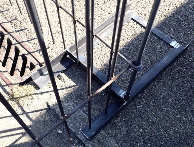 zaunstuetze-mit-diagonalstreben_3 Bodenständer mit Rohr links (für Ecken, Enden oder wenn ein sehr schmales Element verbaut wird).