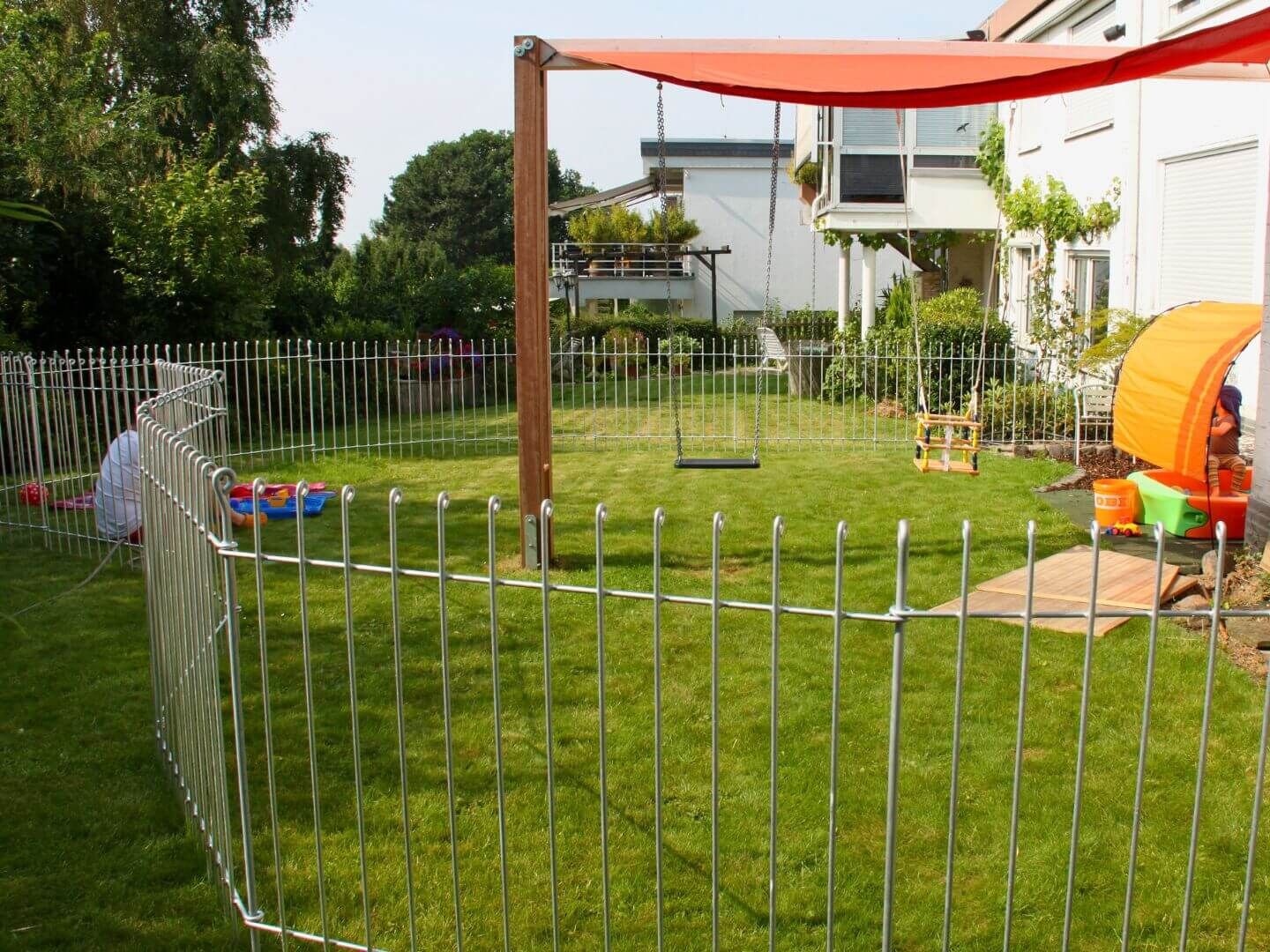 flexible Einzaeunung des Gartens mit dem Hundezaun Graz 115 feuerverzinkt