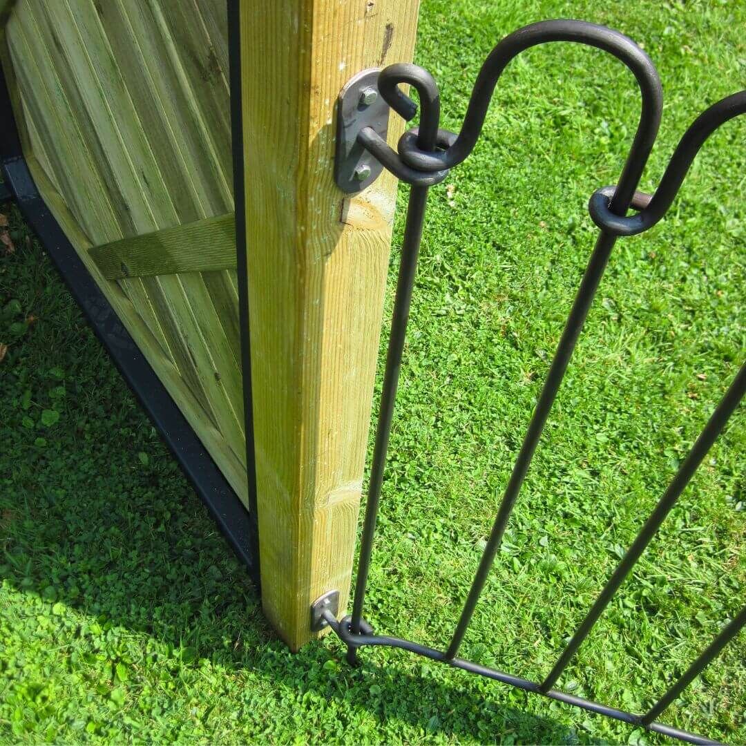 Steckzaun Vienna mit Wandhalter Eisen roh und Endstab auf Holzpfosten montiert