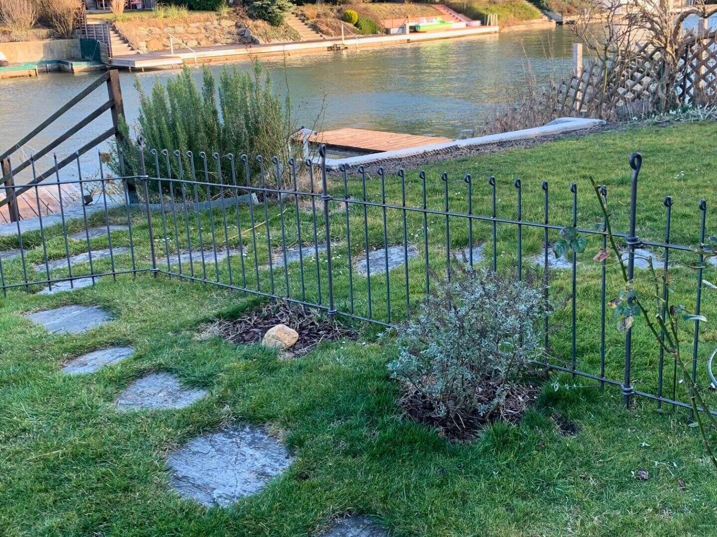 Hundezaun Graz 80 Eisen roh zur Abgrenzung eines Gartenabschnitts Hundezaun Graz 80 Eisen roh zur Abgrenzung eines Gartenabschnitts