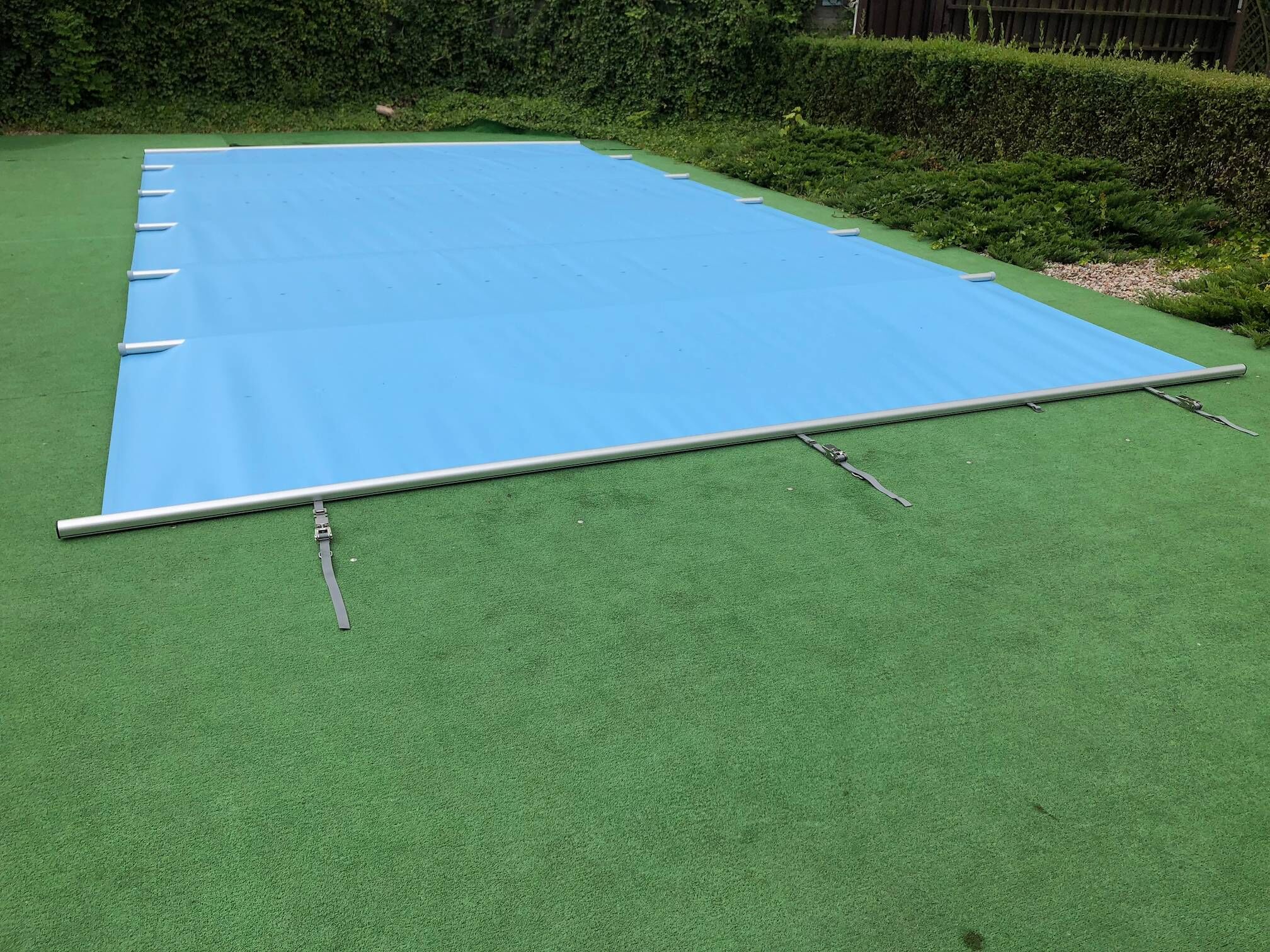 Hellblaue Poolabdeckung