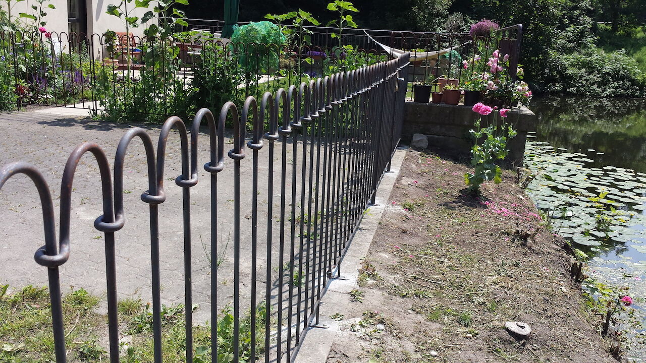 Terrassenelemente in gerader Linie zur Abgrenzung 