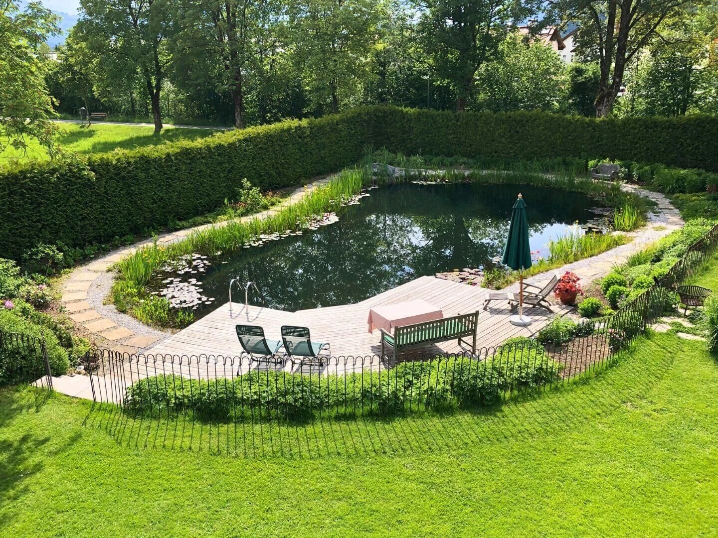 Umzaueung des Schwimmteichs mit dem Steckzaun Vienna 100 in Eisen roh