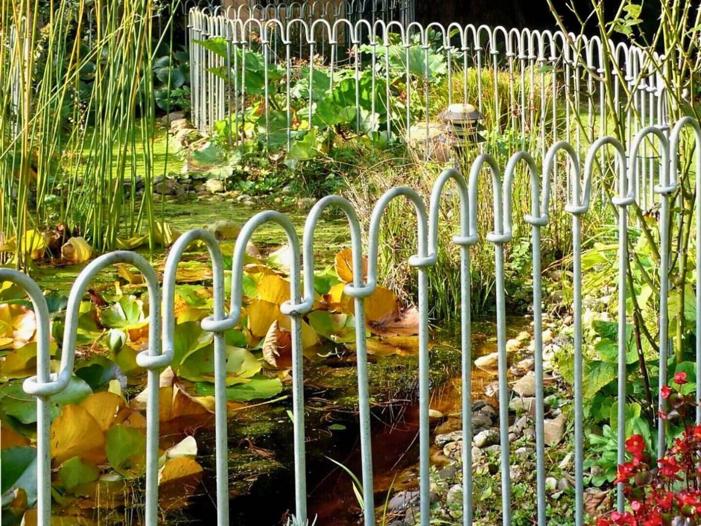 geschwungener Verlauf des Steckzaun Vienna 100 feuerverzinkt - Teichzaun geschwungener Verlauf des Steckzaun Vienna 100 feuerverzinkt - Teichzaun