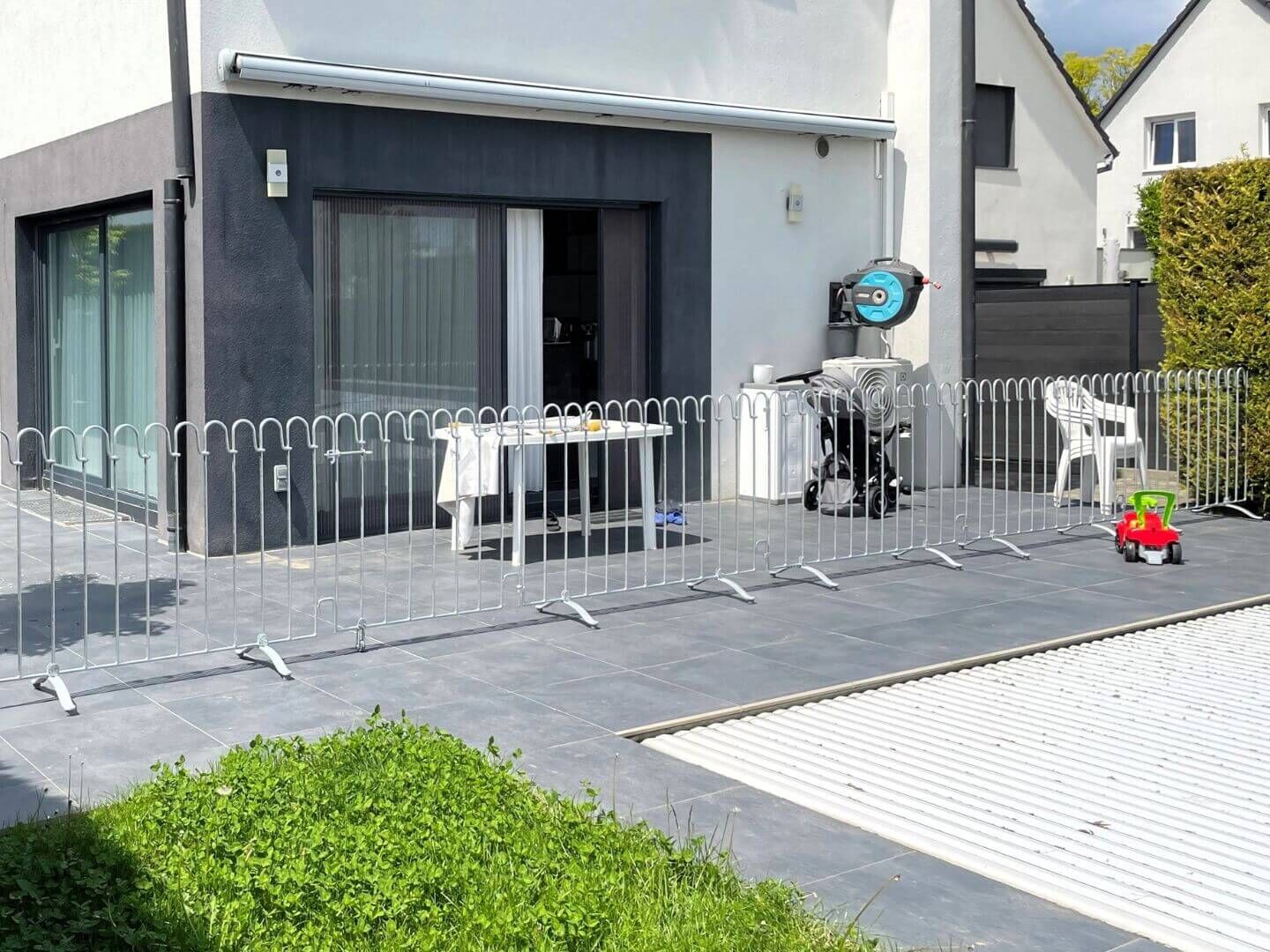 Stellzaun Poolfix zur Absicherung des Pools zum Schutz der Kinder