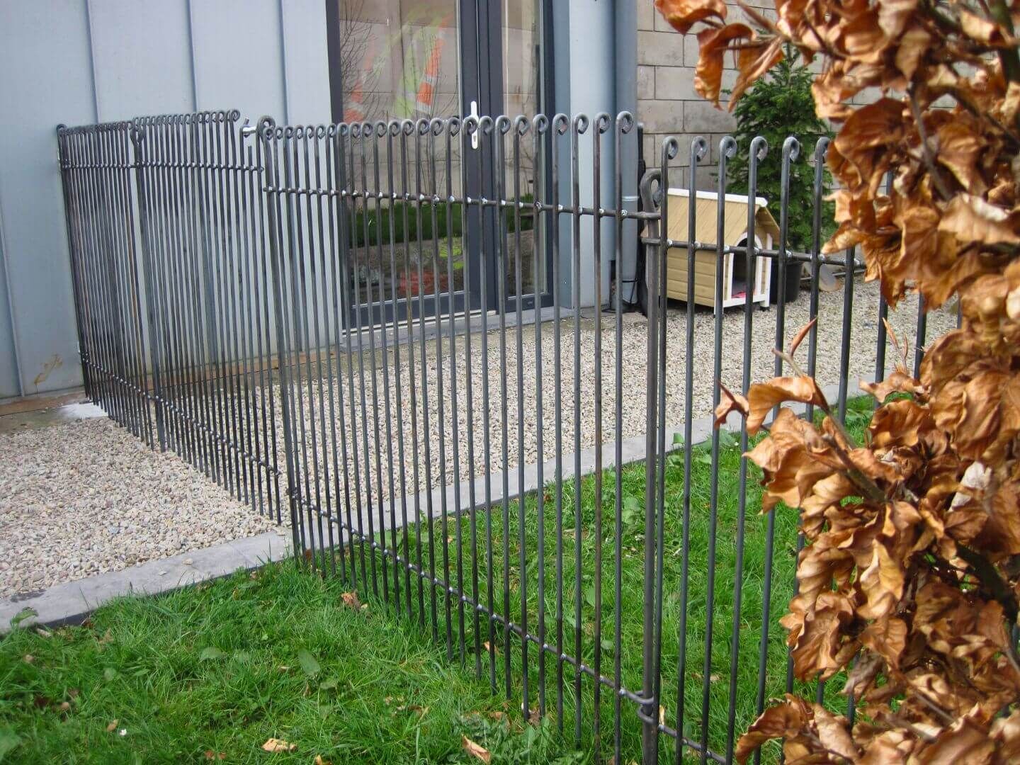 engmaschiger Hundezaun Graz 115 zur Abgrenzung zweier Gartenbereich