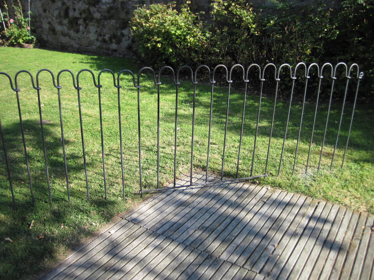 Bachlaufelement zur Überbrückung eines Holzstegs