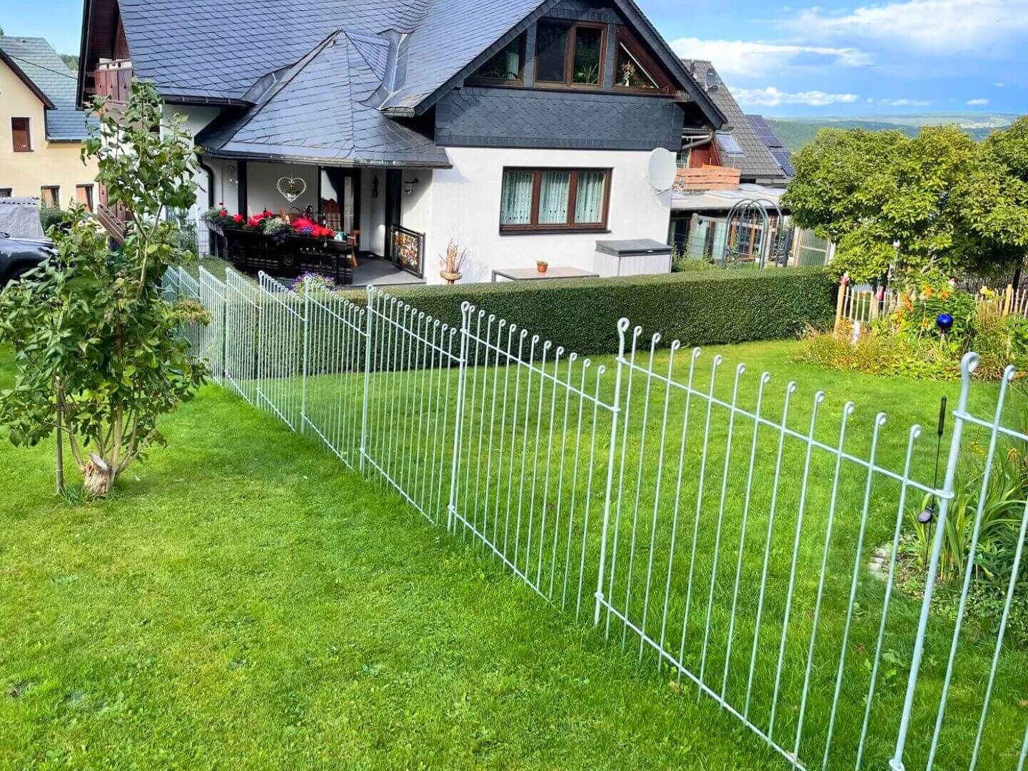 Gartenzaun Graz 145 in Eisen feuerverzinkt auf Hanglage montiert