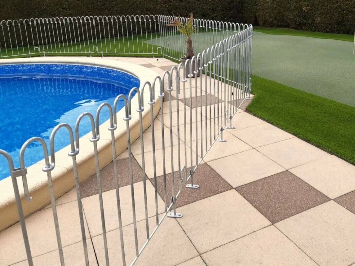 Poolzaun Poolfix auf Steinboden mit Terrassen-Aufschraubplatten angeschraubt