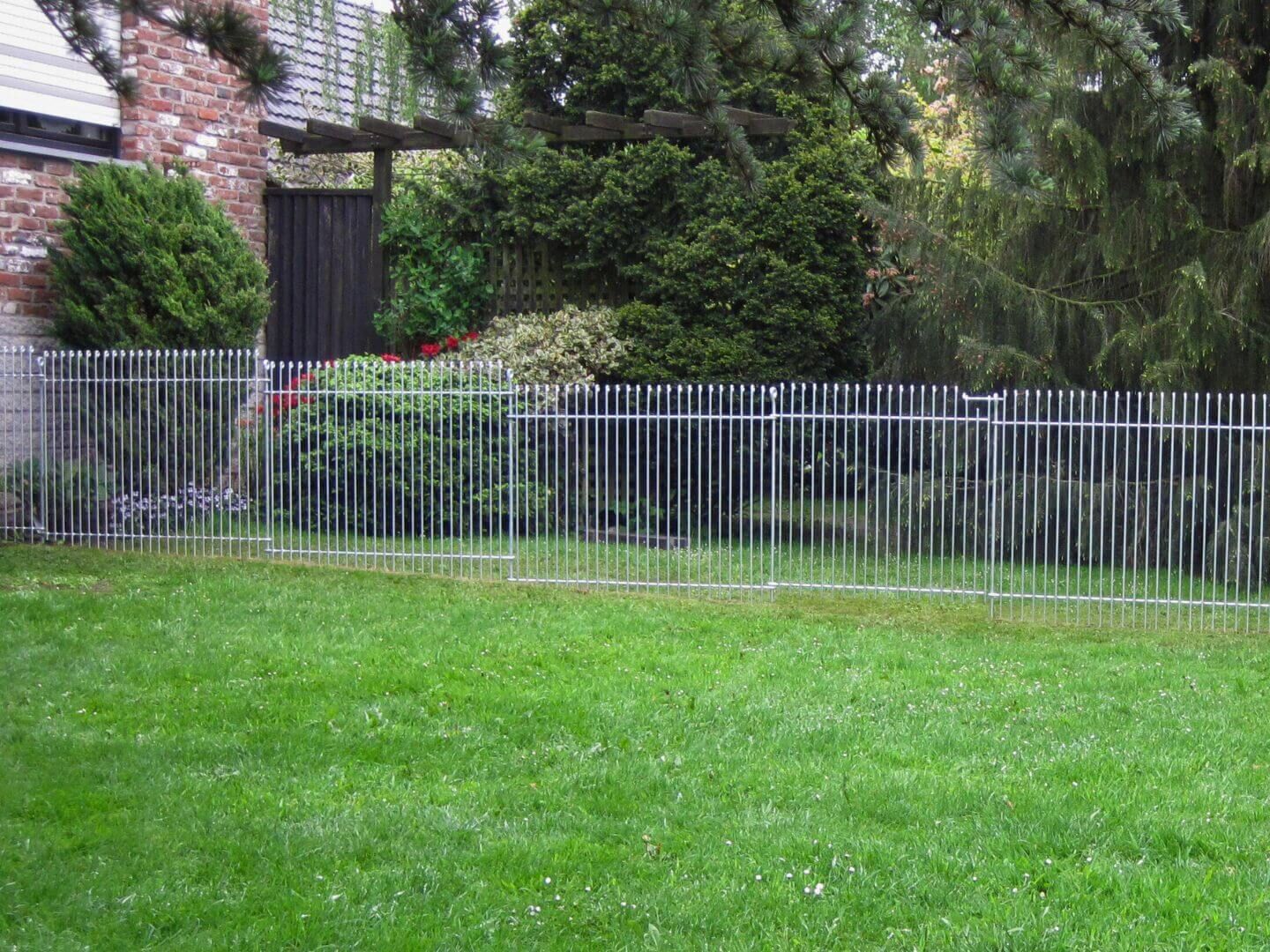 engmaschiger Gartenzaun Graz 115 in Eisen feuerverzinkt zur Abgrenzung zweier Gartenabschnitte engmaschiger Gartenzaun Graz 115 in Eisen feuerverzinkt zur Abgrenzung zweier Gartenabschnitte