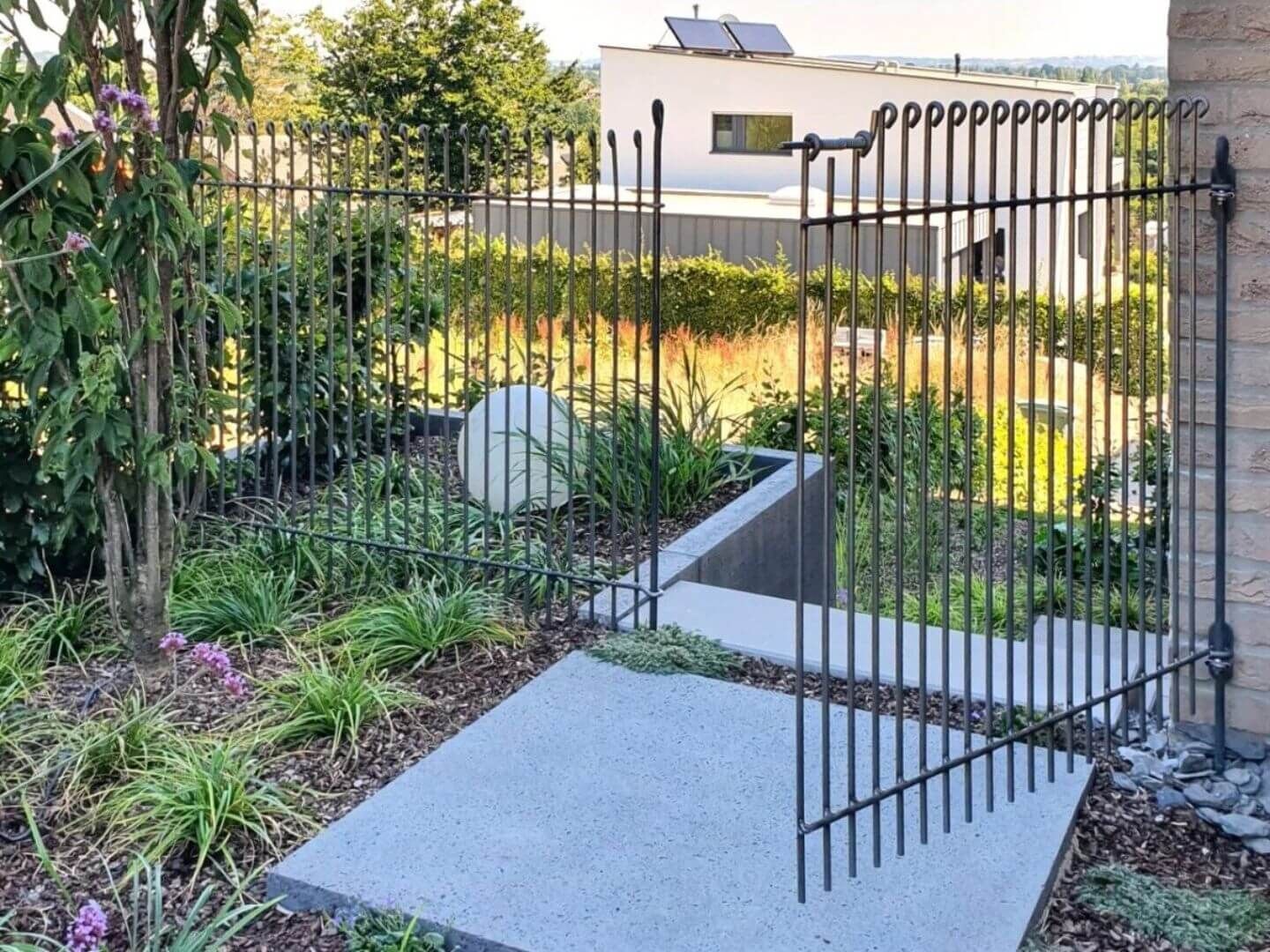 Tür Graz 145 engmaschig in Eisen roh an Wand montiert