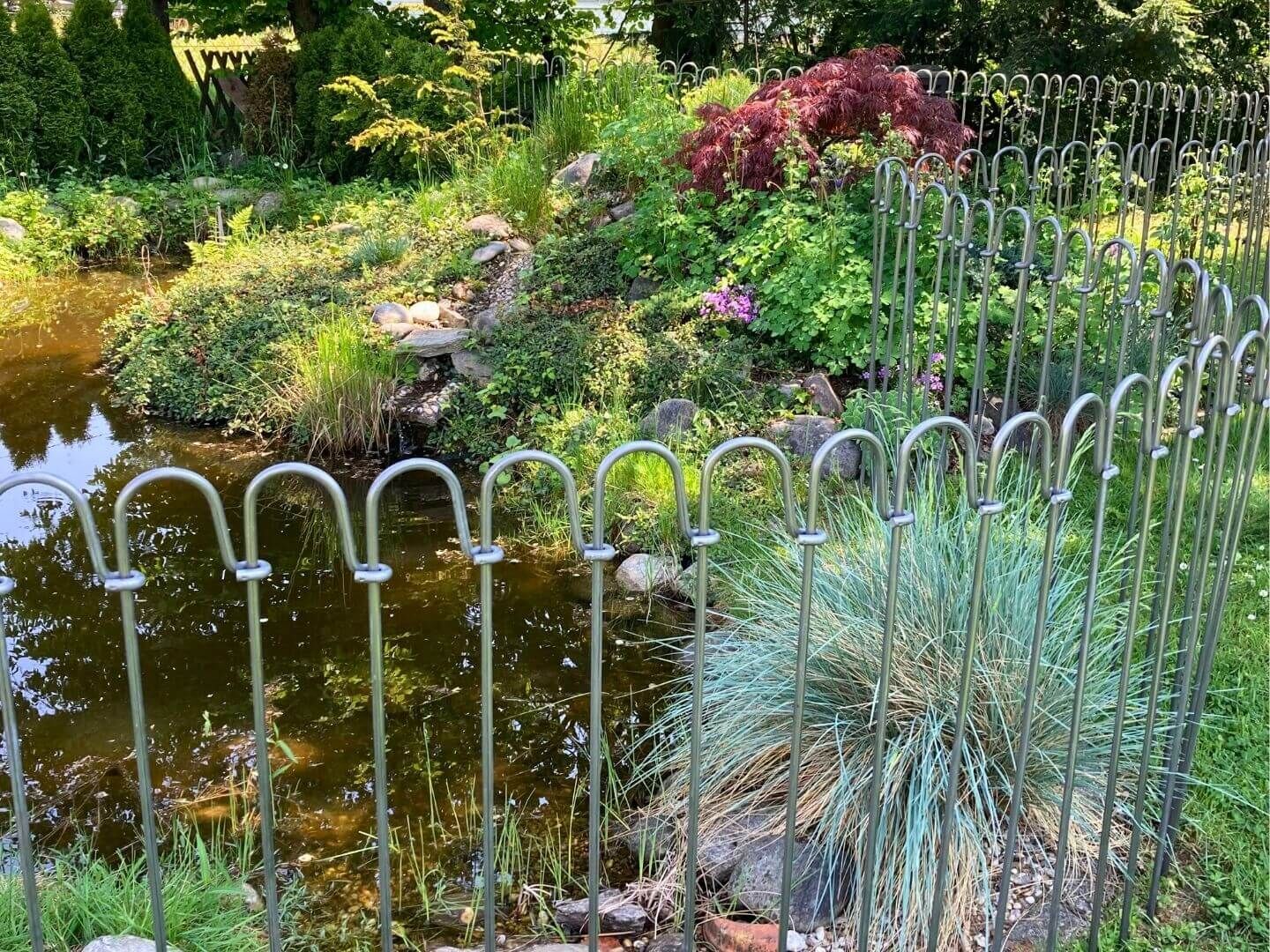 geschwungener Zaunverlauf des Teichzaun zum in die Erde stecken - Steckzaun Vienna 100 Eisen roh