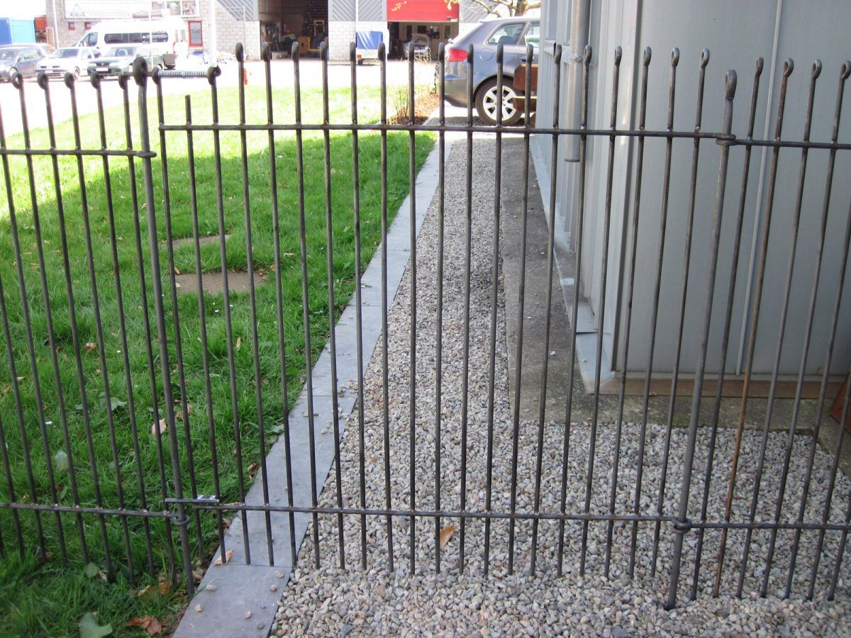 unterer_anschlag_zaun_graz_3 Unterer Türanschlag in Eisen roh