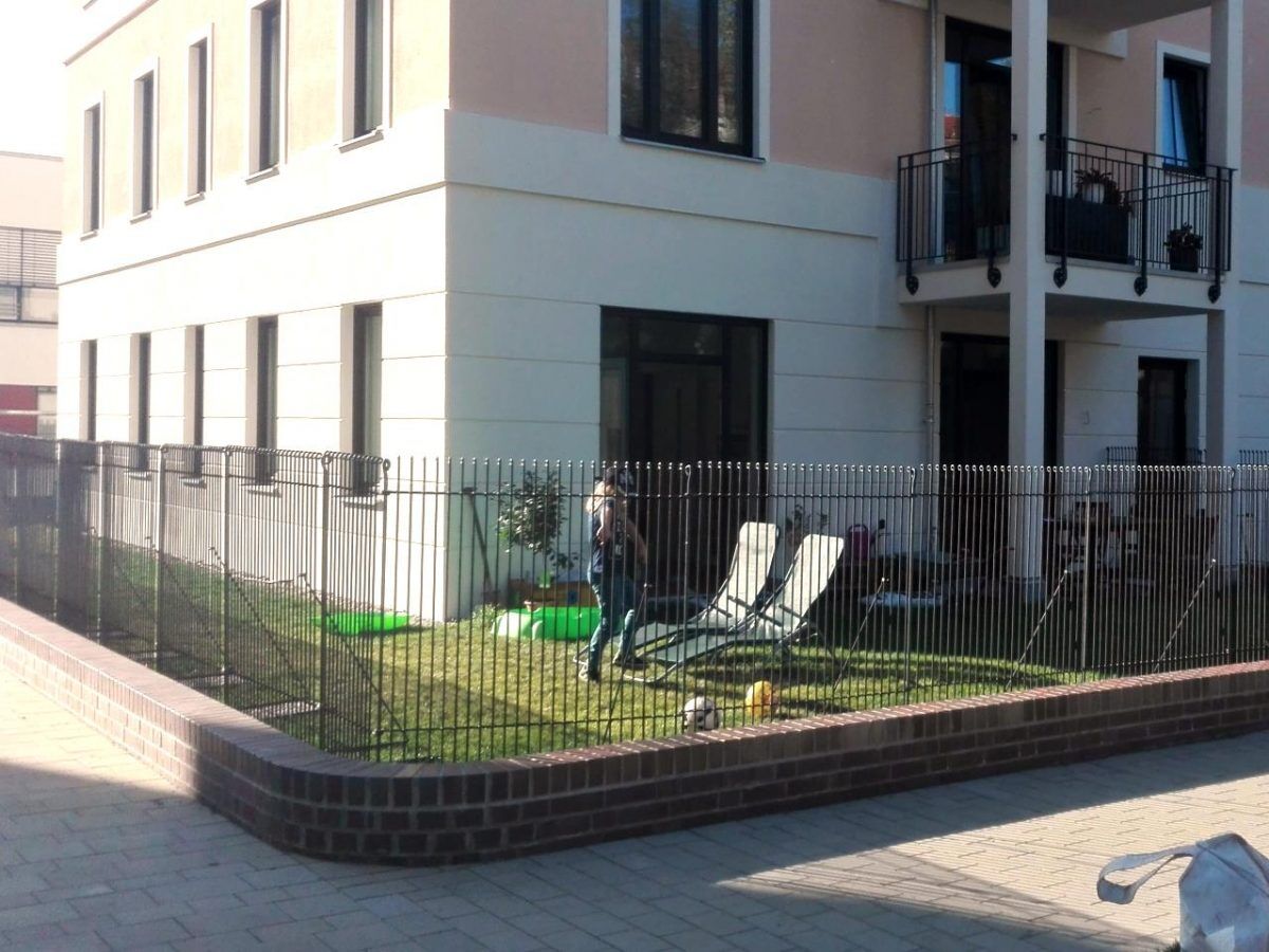 zaunstuetze-mit-diagonalstreben_5 Bodenständer mit Diagonalstreben mit eingelegten Steinplatten 40×40 cm und 40x 20 cm