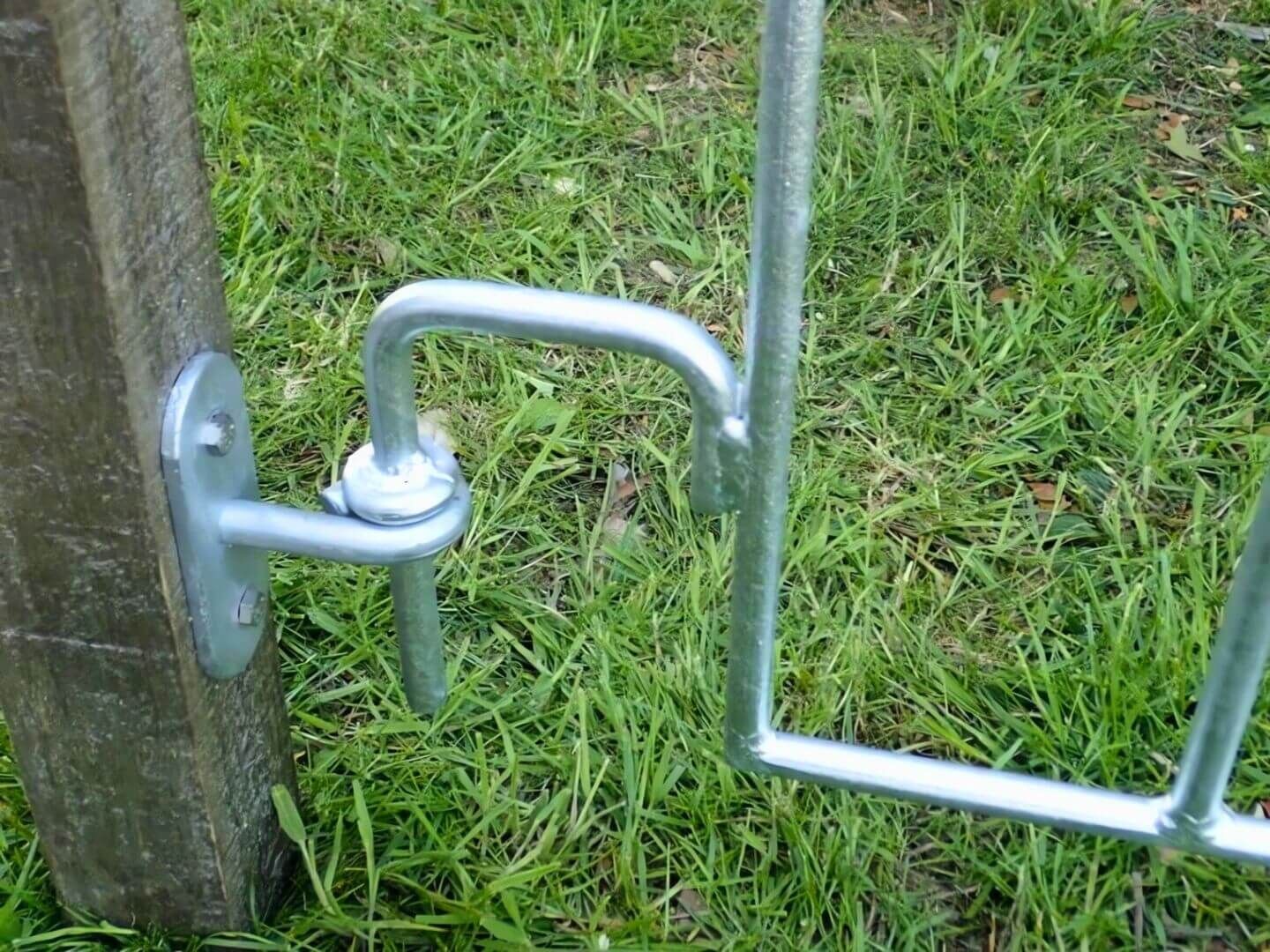 Wandhalter fuer Poolzaun Poolfix - unten eingehaengt Wandhalter fuer Poolzaun Poolfix - unten eingehaengt