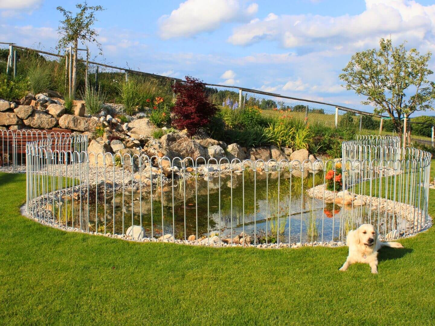 geschwungener Steckzaun Vienna 100 feuerverzinkt als Teichzaun bzw. Hundezaun geschwungener Steckzaun Vienna 100 feuerverzinkt als Teichzaun bzw. Hundezaun