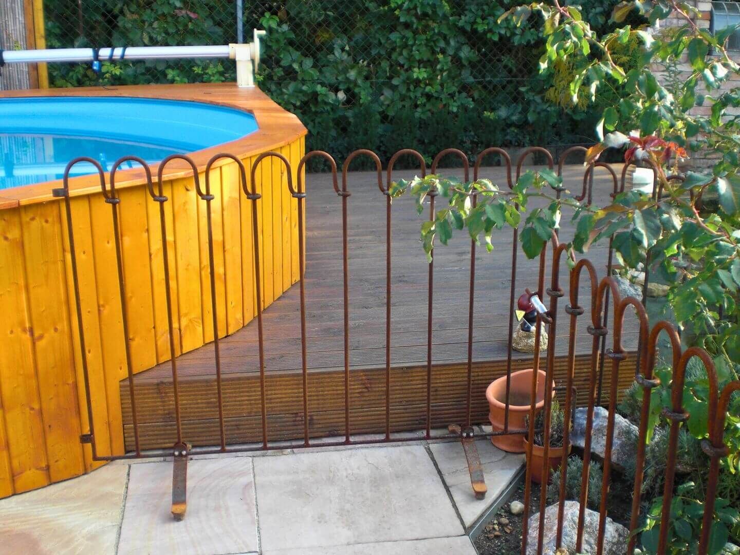 Stellzaun Poolfix in Eisen roh zur Pooleinzaeunung