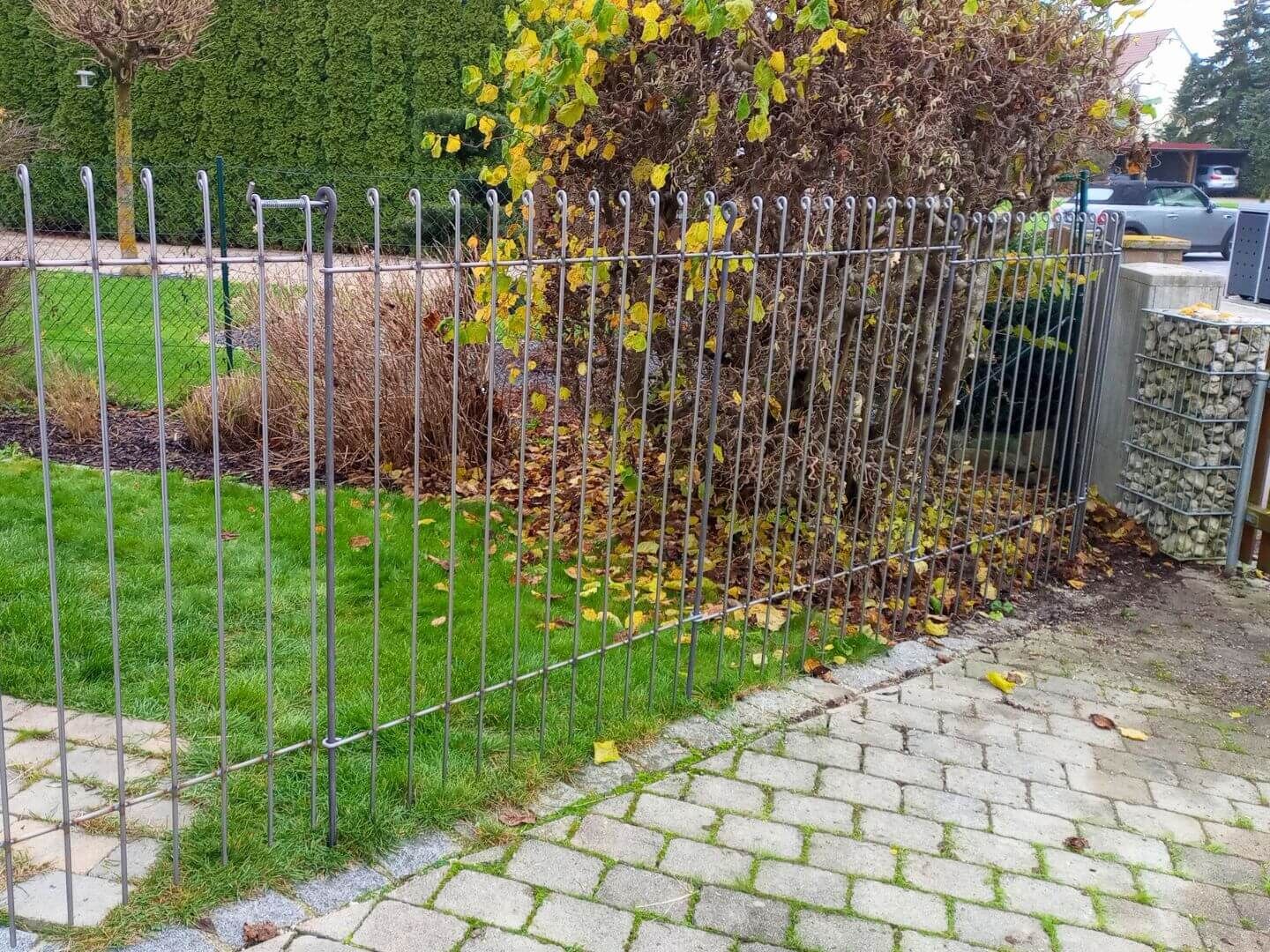 Gartenzaun Graz 145 Eisen roh inklusive Tuer zur Abgrenzung des Gartens zum Gehweg Gartenzaun Graz 145 Eisen roh inklusive Tuer zur Abgrenzung des Gartens zum Gehweg