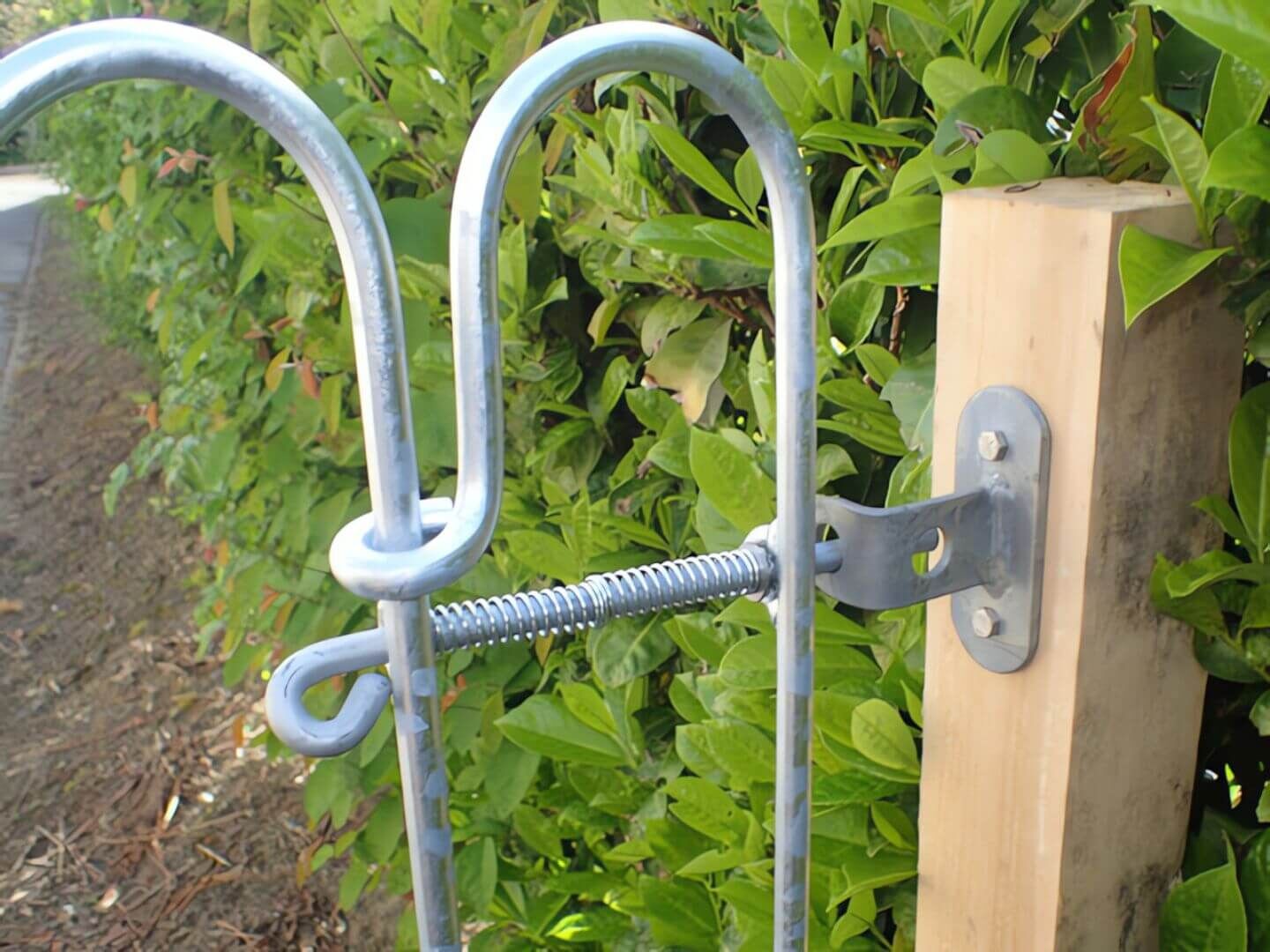 Riegel-Wandhalter der an einem Holzpfosten montiert wurde - mit eingerastetem Federriegel der Tuer Vienna Riegel-Wandhalter der an einem Holzpfosten montiert wurde - mit eingerastetem Federriegel der Tuer Vienna