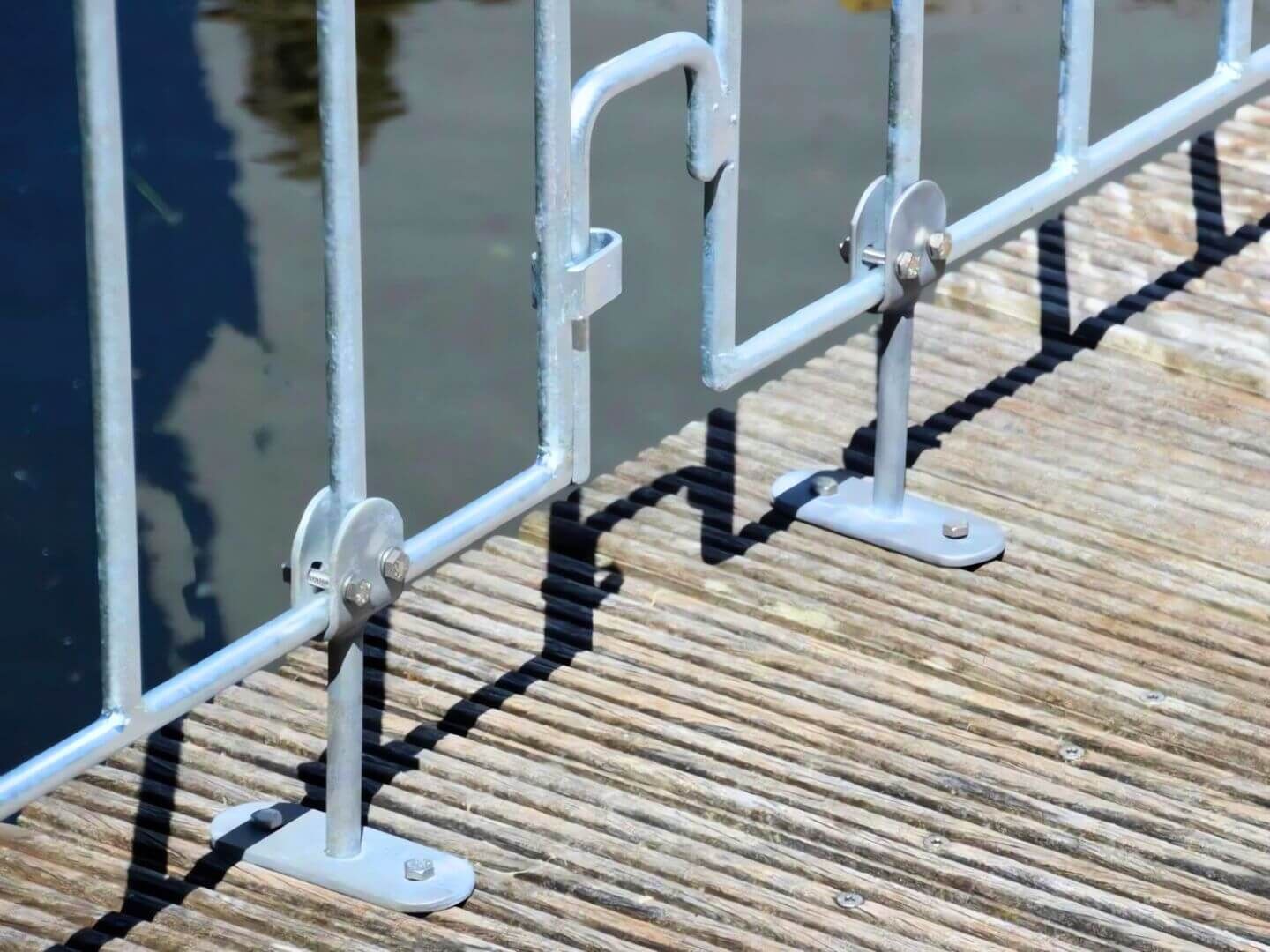 Terrassen-Aufschraubplatte fuer den Poolzaun Poolfix in Eisen feuerverzinkt