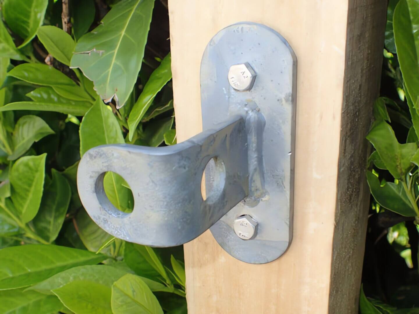 auf Holzpfosten motierter Riegel-Wandhalter Vienna Eisen feuerverzinkt