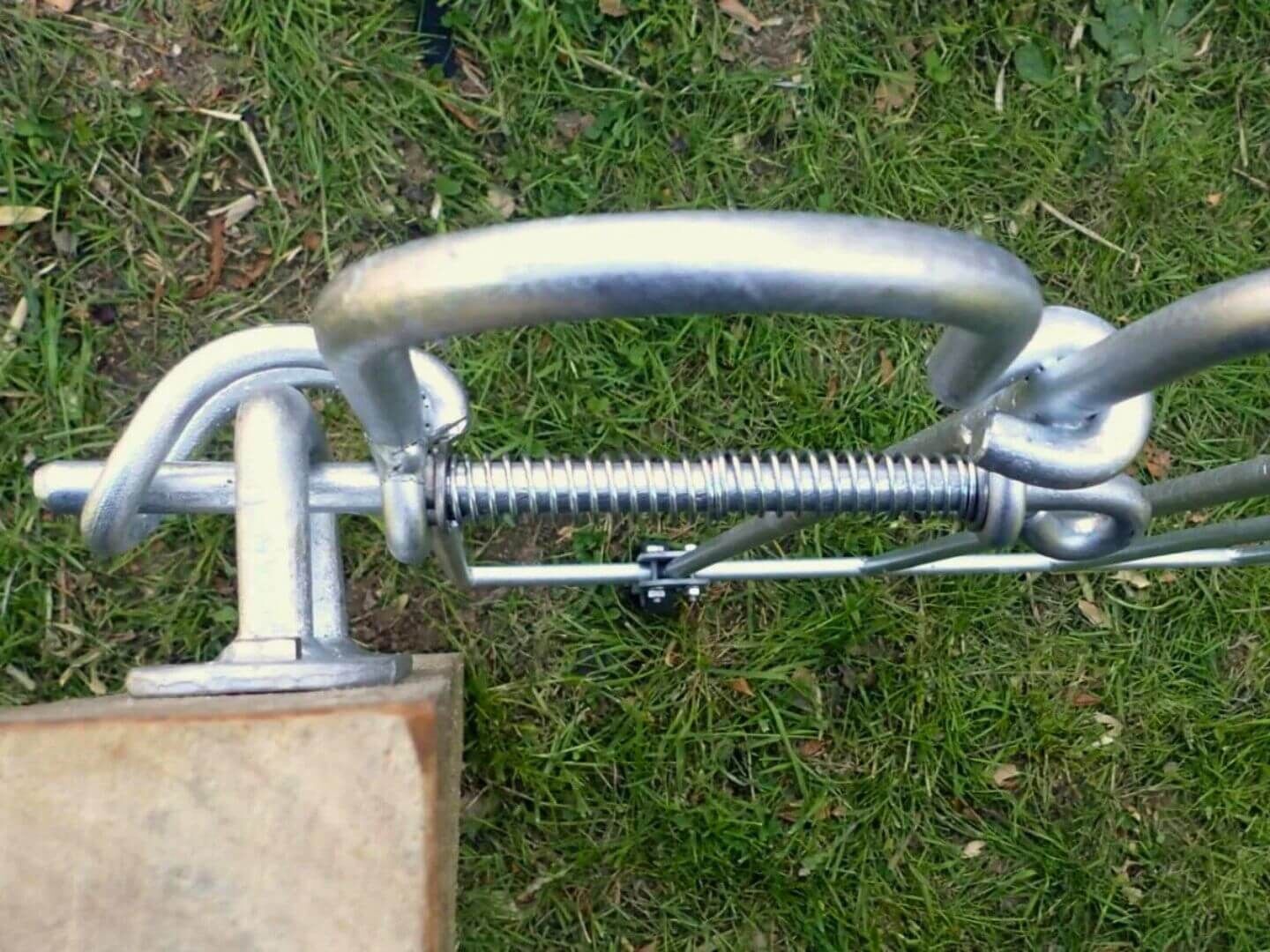 Vogelperspektive des frontal am Pfosten montierten Riegel-Wandhalter fuer die Tuer Poolfix in Eisen feuerverzinkt