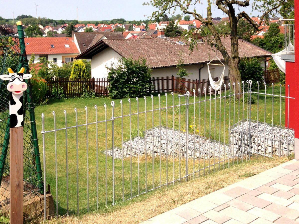 Gartenabsicherung mit dem Gartenzaun zum Stecken