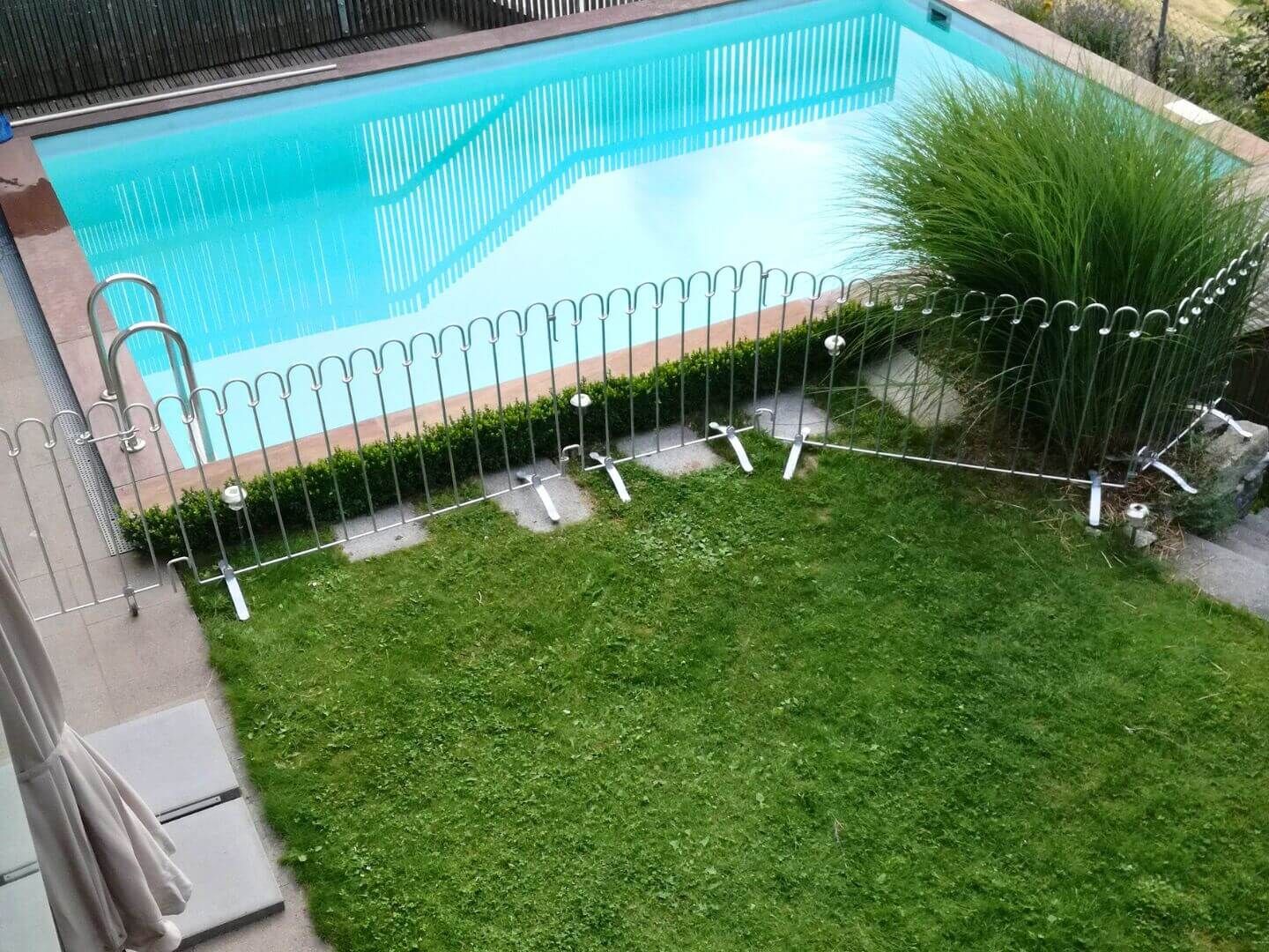 mobiler Poolzaun mit Standfuessen - Stellzaun Poolfix Eisen feuerverzinkt mobiler Poolzaun mit Standfuessen - Stellzaun Poolfix Eisen feuerverzinkt