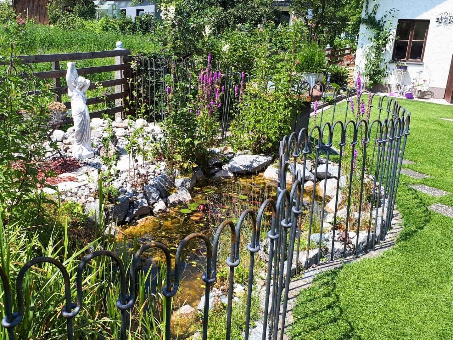 Steckzaun Vienna 100 in Eisen roh als Absicherung eines Biotops - geschwungener Zaunverlauf Steckzaun Vienna 100 in Eisen roh als Absicherung eines Biotops - geschwungener Zaunverlauf